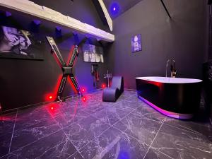 Love hotels Loveroom Dark and Gold Theme 50 nuances de grey maison privative spa insolite redroom : Suite Lit King-Size avec Baignoire Spa - Non remboursable