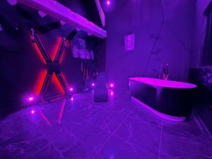 Love hotels Loveroom Dark and Gold Theme 50 nuances de grey maison privative spa insolite redroom : Suite Lit King-Size avec Baignoire Spa - Non remboursable