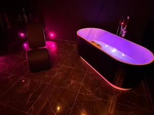 Love hotels Loveroom Dark and Gold Theme 50 nuances de grey maison privative spa insolite redroom : Suite Lit King-Size avec Baignoire Spa - Non remboursable