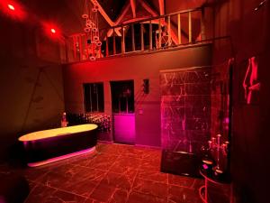 Love hotels Loveroom Dark and Gold Theme 50 nuances de grey maison privative spa insolite redroom : Suite Lit King-Size avec Baignoire Spa - Non remboursable