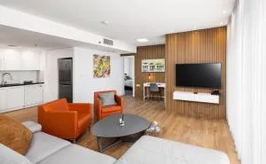 Beach Front Dream Penthouse - pool & gym & parking - 荷兹利亚B