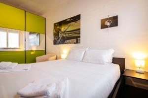 Large studio flat with private car park