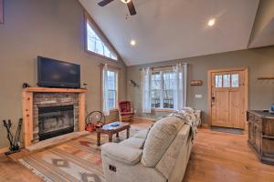 Sevierville Cabin w Lake Views & Wraparound Porch
