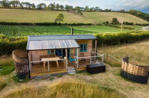 Dôl Swynol Glamping Luxury cabin with outdoor bath