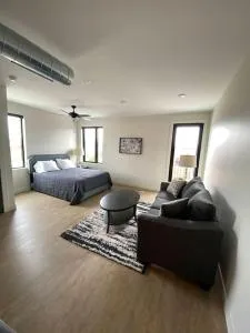 River Front Luxury Furnished Studio Downtown QC - 克拉尔维尔