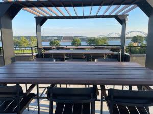 River Front Luxury Furnished Studio Downtown QC