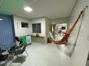 No Atalaia, Fort Poseidon rua do Atalho a 700 metros da praia do Atalaia, apartamento novo decorado, varanda, sala de estar e jantar, 02 suítes, 03 banheiros, lavanderia, cozinha, piscina, churrasqueira, salão de jogos, vista parcial das dunas e ma