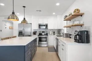 Modern Home with Pool Near ASU & Scottsdale - Tempe Junction