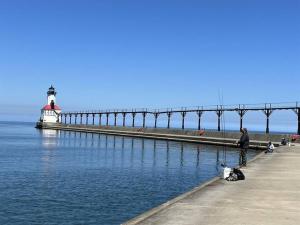 Large-group Retreat wLoft Space Near Beach