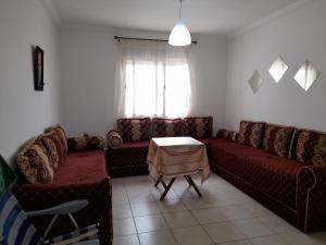 Beau et propre Appartement de FAMILLE dans un immeuble calme et FAMILIALE à Bab Sebta