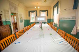 Abernethy House & Cottage