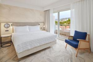 Elegant Park View Room with King bed room in Le Meridien Lav Split