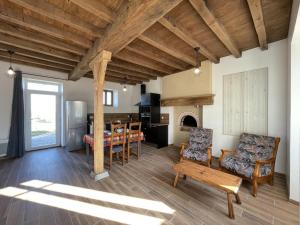 Maisons de vacances Gite Ygrande, 3 pieces, 4 personnes - FR-1-489-432 : photos des chambres