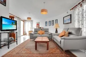 Villa with sea view and pool - Parque Holandes