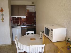 Studio climatisé avec coin nuit et terrasse plein Sud, 10 m², parking inclus - FR-1-100-194