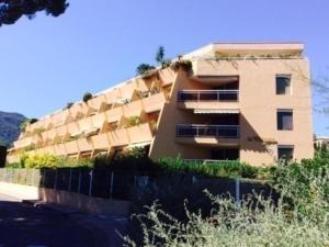 Studio climatisé avec coin nuit et terrasse plein Sud, 10 m², parking inclus - FR-1-100-194