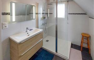 Maisons de vacances Awesome Home In Hennebont With Wifi : photos des chambres