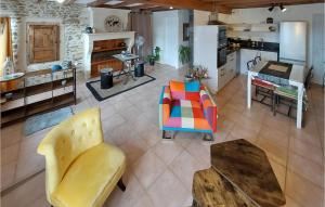 Maisons de vacances Nice home in Taillant with WiFi and 1 Bedrooms : photos des chambres