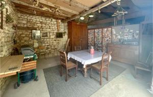 Maisons de vacances 1 Bedroom Cozy Home In Taillant : photos des chambres