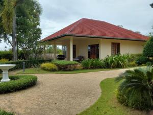 Schnes Bungalow mit gemeinschaftichem Auenpool und 2km vom Sandstrand enfernt