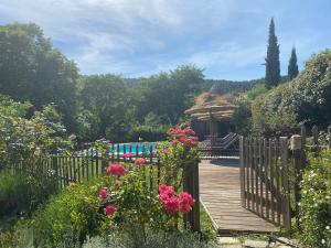 Villas GITE LES GRANDES VIGNES a Sanilhac, SUD Ardeche, independant et privatise, piscine chauffee, climatisation, SPA, 10 chambres, 8 salles de bains : photos des chambres