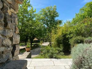 Villas GITE LES GRANDES VIGNES a Sanilhac, SUD Ardeche, independant et privatise, piscine chauffee, climatisation, SPA, 10 chambres, 8 salles de bains : photos des chambres