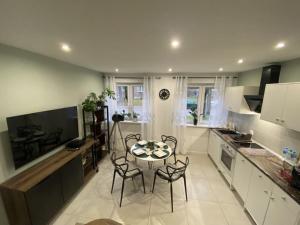 Apartament Błogi Sen III - komfortowy nocleg w spokojnej lokalizacji - 3hvězdičkové hotely ve městě Zabrze