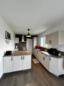 Villas Maison 3 ch vue sur mer confortable lumineuse belle terrasse grand jardin 10 mn a pied de la plage - proche superette et Omaha Beach : photos des chambres