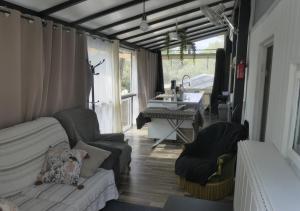 Chalets superbe mobil home, climatise, ss vis a vis, au calme, dans super domaine : photos des chambres