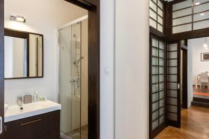 Bright Two-Bedroom Home by the New York Palace