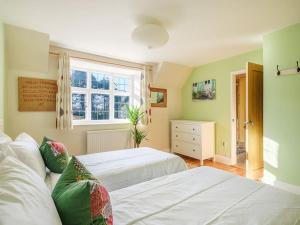 The Beach House-Devon- On the beach- sleeps 20