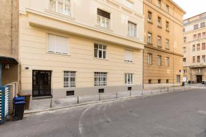 Huge BRAND NEW apartment in city center, big terrace