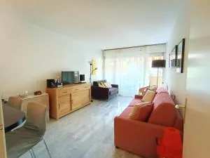 Tribuperez à Juan-Antibes - Жюан-ле-Пен