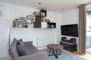 D8 - Canal View Apartment