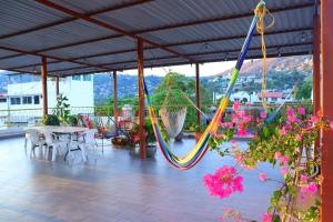Hotel Casa Mandarine , Amazing Private Rooms w Balcony, Rooftop, Hammocks, AC, SmarTV, 100mbs!