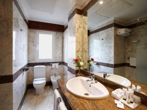 Double Room with Extra Bed room in Zenit Dos Infantas