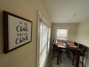 The Yellow Door 3-bedroom downtown near VT&RU