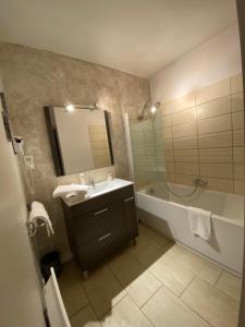 Hotels Logis Hotel Medieval, Montelimar Nord : photos des chambres