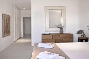 Elegant Seaside Villa, great views, infinity pool, Lia, Mykonos