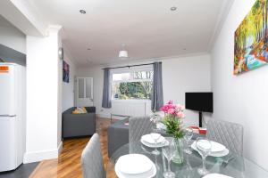 Skyvillion - London Enfield 4 Bedroom Cosy House Free Parking Garden