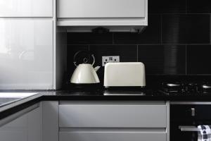 Skyvillion - London Enfield 4 Bedroom Cosy House Free Parking Garden