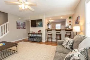 Hoosier Happiness, Too! 3 Bedroom Suites Near IU & Downtown - Smithville