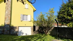 Casa con jardín en la playa de Almieiras