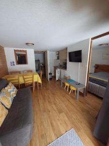 Appartements Chamrousse 1700 - Asters A03 (Rez de Jardin, Terrasse plein sud) : photos des chambres