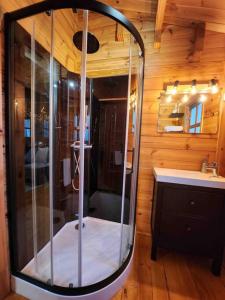 Chalets Chalet entier Jacuzzi & Sauna privatif : photos des chambres