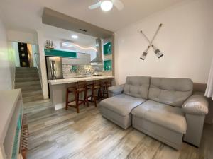 Fabuloso flat 243 Amarílis 2 piscinas climatizadas, carregador veiculo elétrico Riviera de São Lourenço, Bertioga Apartamento Duplex inteiro, cozinha equipada completa, serviço de praia, limpeza e trocas diária de toalhas, wi-fi 500mb