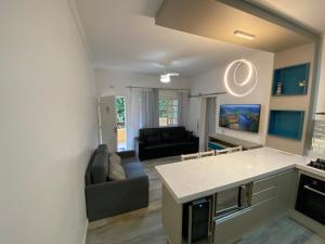 Fabuloso flat 241, Amarílis, Riviera de São Lourenço 3 Piscinas climatizadas carregador veiculo eletrico 2 quartos sendo uma suíte internet 500mb Adega, cozinha equipada completa, serviço de praia fim de semana limpeza trocas de toalhas,