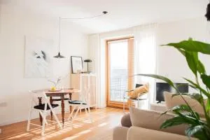 2 bed 2 bath Apartment with Canal View - Dolphinʼs Barn