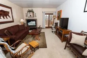 Cozy Seven Springs 1 Bedroom Condo with Private Deck condo - Laughlintown