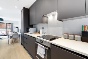 Modern 4 Bedroom House With Parking in Farnham Royal, Slough By 360stays